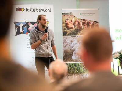 Landwirt J&ouml;rn Andresen sprach &uuml;ber seine Erfahrungen als sein Betrieb von der Avi&auml;ren Influenza betroffen war