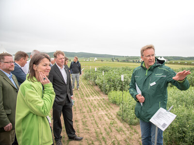 Bei einem Rundgang &uuml;ber das 28 Hektar gro&szlig;e Versuchsgel&auml;nde der Landwirtschaftskammer informierte sich Niedersachsens Agrarministerin Miriam Staudte (links, vorne) &uuml;ber aktuelle Fragestellungen des Pflanzenbaus und des Pflanzenschutzes.