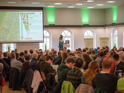 Maren Timmermann von der Deutschen Saatveredelung referierte zum Thema 'Züchterische Leistungen erkennen und nutzen'.