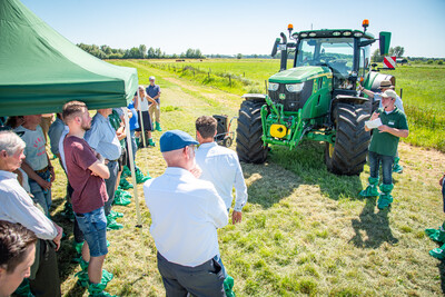 Rapsöl betriebener Schlepper des Herstellers John Deere beim Praxistag Alternative Antriebsenergien für Landmaschinen am 01.07.2025 im LBZ Echem.