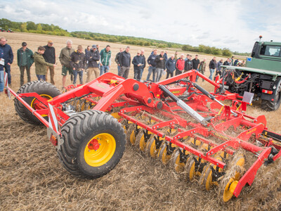 Wassersparend, bodenschonend, wirtschaftlich: Maschinenvorführung zur ultraflachen Bodenbearbeitung mit mehr als 40 Geräten in Sehnde (Region Hannover).