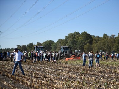Bei der Maschinenvorf&uuml;hrung &bdquo;Von der Aussaat bis zur Ernte &ndash; Techniken rund um den Maisanbau&ldquo; in Gyhum waren am 7. September 2023 insgesamt 60 Ger&auml;te und Maschinen im praktischen Einsatz zu erleben.
