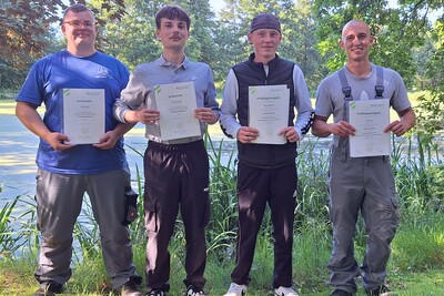 Nachwuchs f&uuml;r die Betriebe der Aquakultur und der Binnenfischerei (v.l.): Patrick Stitz, Emil Polonski, Julius B&uuml;hrmann und Leon Hecht in Eschede die Abschlusspr&uuml;fung im Beruf Fischwirt/-in abgelegt. Hecht (r.) hat die Pr&uuml;fung mit &bdquo;sehr gut' bestanden.