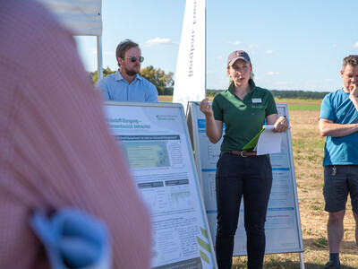 Gerald Burgdorf und Caroline Benecke erl&auml;uterten die ersten Ergebnisse aus Schw&uuml;blingsen aus pflanzenbaulicher Sicht