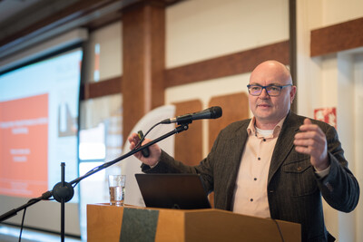 Dr. Helmut Loibl, auf erneuerbare Energien spezialisierter Rechtsanwalt aus Regensburg, als Referent der 15. Biogastagung der Landwirtschaftskammer Niedersachsen am 28.02.2024 in Verden. - © Wolfgang Ehrecke Dr. Helmut Loibl, auf erneuerbare Energien spezialisierter Rechtsanwalt aus Regensburg, als Referent der 15. Biogastagung der Landwirtschaftskammer Niedersachsen am 28.02.2024 in Verden.