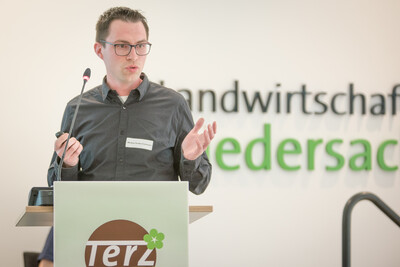 Markus Große-Coosmann (Gartenbau Paul Cox GmbH, Geldern) während der Abschlussveranstaltung für das Projekt 'TerZ - Einsatz torfreduzierter Substrate im Zierpflanzenbau' am 23.03.2023 in Hannover-Ahlem.