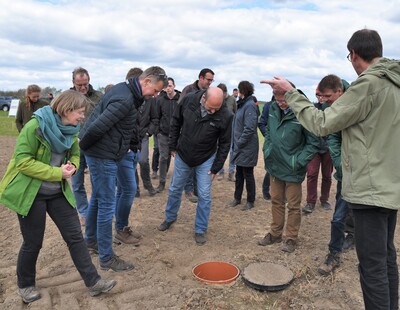 Dr. Knut Meyer (rechts) vom Landesamt für Bergbau, Energie und Geologie gab einen Einblick in die Saugsondenanlage.
