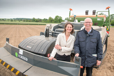 Feldtage auf der Versuchsstation Poppenburg der Landwirtschaftskammer Niedersachsen: Niedersachsens Landwirtschaftsministerin Miriam Staudte (links) und Kammerpr&auml;sident Gerhard Schwetje stehen vor dem autonomen Feldroboter &bdquo;AgBot&ldquo;.