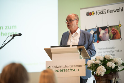 LWK-Vizepr&auml;sident Manfred Tannen sprach das Gru&szlig;wort beim Fachgespr&auml;ch Legehenne am 16.09.2026
