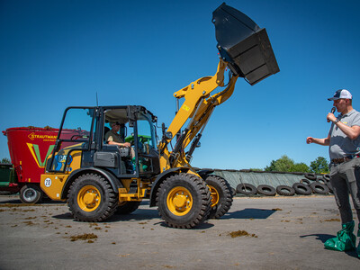 E-Futtermischwagen (Hintergrund) und E-Radlader beim Praxistag Alternative Antriebsenergien für Landmaschinen am 01.07.2025 im LBZ Echem.