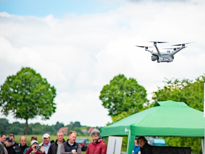 Aus Dock gestartete Drohne (Kopterzentrale) beim Fach-Event &bdquo;Zwischen Acker und App &ndash; Digitalisierung Ihres Pflanzenbaus&ldquo; auf der Dom&auml;ne Schickelsheim (K&ouml;nigslutter/Kreis Helmstedt).