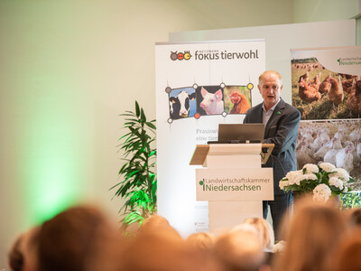 Hermann Kramer, Veterin&auml;ramt Nordhorn, sprach &uuml;ber einen Gefl&uuml;gelpestausbruch, bei dem eine Teilkeulung angeordnet wurde