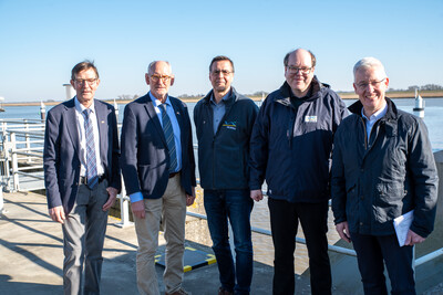 Projektabschluss am Emssperrwerk (von links): Willem Berlin (Sielacht Rheiderland), Meint Hensmann (Rheider Deichacht), Dirk Post (NLWKN), Umweltminister Christian Meyer und Matthias Groote (Landrat Kreis Leer) - © Christopher Hanraets vlnr: Willem Berlin (Sielacht Rheiderland), Meint Hensmann (Rheider Deichacht), Dirk Post (NLWKN), Umweltminister Christian Meyer und Matthias Groote (Landrat Kreis Leer)