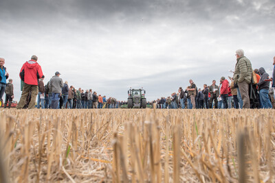 Wassersparend, bodenschonend, wirtschaftlich: Maschinenvorf&uuml;hrung zur ultraflachen Bodenbearbeitung mit mehr als 40 Ger&auml;ten in Sehnde (Region Hannover).