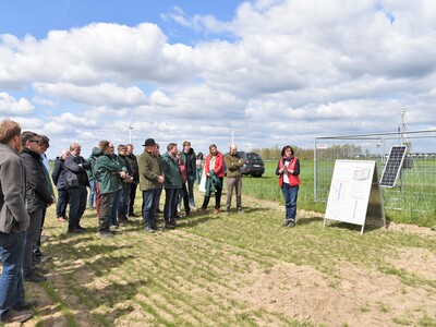 Dr. Dagmar Matuschek (rechts), bei der Landwirtschaftskammer Niedersachsen stellvertretende Leiterin des Fachbereichs Versuchswesen Pflanze, erläuterte den Anwesenden Aufbau und Umsetzung des Feldversuchs.
