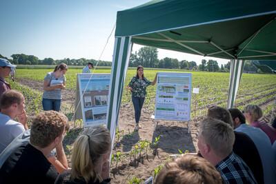 Auf dem Feldtag Wasserschutz in Wehnen wird den Zuhöreren u.a. eine Sickerwasseranlage erläutert.