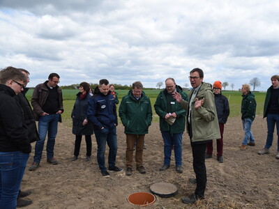 Dr. Knut Meyer vom Landesamt für Bergbau, Energie und Geologie gab einen Einblick in die Saugsondenanlage.