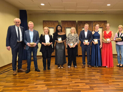 Prämierung der Jahrgangsbesten in den Kategorien: Bestes Berichtsheft, Beste Abschlussnote: Sarah Tiedtke, Lisa Krümpel, Eleftheria Zoi, Kristina-Johanna Mittelberg, Charlotte Pfeilsticker, Simon Pielage, Eva Meier zu Farwig, Joachim Hohmeier - © Sören Johannigmann Prämierung der Jahrgangsbesten in den Kategorien: Bestes Berichtsheft, Beste Abschlussnote: Sarah Tiedtke, Lisa Krümpel, Eleftheria Zoi, Kristina-Johanna Mittelberg, Charlotte Pfeilsticker, Simon Pielage, Eva Meier zu Farwig, Joachim Hohmeier
