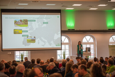 Maren Timmermann von der Deutschen Saatveredelung referierte zum Thema 'Züchterische Leistungen erkennen und nutzen'.