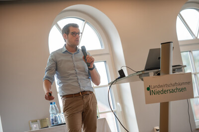 Timo Blecher von Feldsaaten Freudenberger referierte zum Thema 'Züchterische Leistungen erkennen und nutzen'.