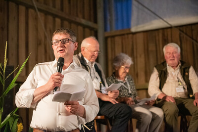 LBZ-Leiter Ulrich Peper im Gespr&auml;ch mit den Zeitzeugen
