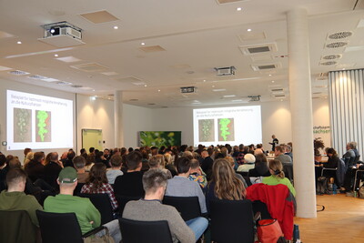 Vollbesetzter Vortragsaal