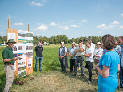 Grünlandfeldtag der Landwirtschaftskammer Niedersachsen und der Senatorin für Umwelt, Klima und Wissenschaft der Freien Hansestadt Bremen am 06.08.2024 auf Hof Bavendamm im Bremer Blockland.