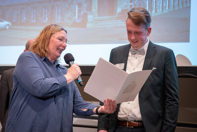 Ehrung von Niko Schlump (r.) als Arbeitnehmer des Jahres beim Gesellschaftsabend der Landwirtschaftskammer Niedersachsen am 19.11.2025 in Oldenburg.