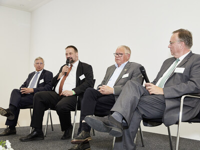 Tr&auml;ger der LWK (v.l.): Heiner Beermann (Waldbesitzerverband), Dr. Holger Hennies (Landvolk), Dirk Sander (Landesfischereiverband) und Hajo Hinrichs (Gartenbau/Baumschulen) w&auml;hrend des Festakts zum 125-j&auml;hrigen Bestehen am 21.05.2024 in Hannover-Ahlem.