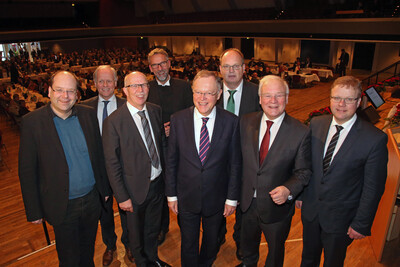 Viel Prominenz, darunter Ministerpräsident Stephan Weil, Landtagspräsident Bernd Busemann und Bischof Jan Janssen (Zweiter, Vierter und Fünfter von rechts), kam aus Anlass des 10-jährigen Bestehens der Kammer zur Kammerversammlung nach Oldenburg. - © Markus Hibbeler Viel Prominenz, darunter Ministerpräsident Stephan Weil, Landtagspräsident Bernd Busemann und Bischof Jan Janssen (Zweiter, Vierter und Fünfter von rechts), kam aus Anlass des 10-jährigen Bestehens der Kammer zur Kammerversammlung nach Oldenburg.