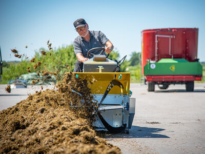 Elektrisch betriebene Aufsitzmaschine für Stallreinigung und Futtervorlage beim Praxistag Alternative Antriebsenergien für Landmaschinen am 01.07.2025 im LBZ Echem.