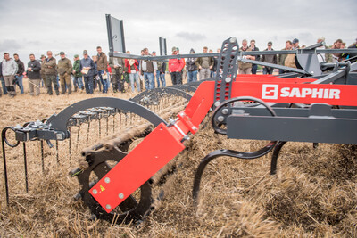 Wassersparend, bodenschonend, wirtschaftlich: Maschinenvorf&uuml;hrung zur ultraflachen Bodenbearbeitung mit mehr als 40 Ger&auml;ten in Sehnde (Region Hannover).