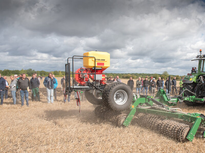 Wassersparend, bodenschonend, wirtschaftlich: Maschinenvorf&uuml;hrung zur ultraflachen Bodenbearbeitung mit mehr als 40 Ger&auml;ten in Sehnde (Region Hannover).