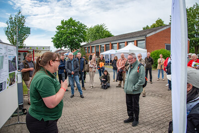 LWK-Herdenschutzkoordinatorin Elke Steinbach erl&auml;utert beim 2. Echemer Zauntag Projekte f&uuml;r eine Verbesserung des Herdenschutzes am Deich.