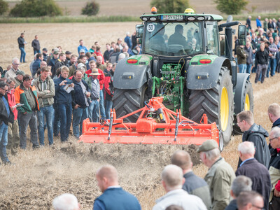 Wassersparend, bodenschonend, wirtschaftlich: Maschinenvorf&uuml;hrung zur ultraflachen Bodenbearbeitung mit mehr als 40 Ger&auml;ten in Sehnde (Region Hannover).