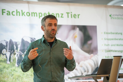 Dr. med. vet. J&ouml;rg Willig vom Rindergesundheitsdienst (Institut f&uuml;r Tiergesundheit, LUFA Nord-West) als Referent auf dem Milcherzeugertag 2025 in Rodenkirchen.