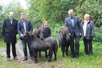 Minister Meyer mit 3 Generationen Zuchttieren und Z&uuml;chtern (v. l. Minister Meyer, Henning, Pascal, Henning sen. und Lisa M&uuml;ller)