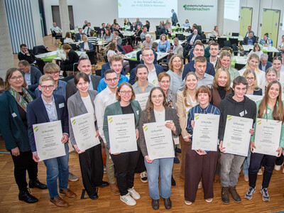 37 Frauen und M&auml;nner sind in Hannover-Ahlem von der Landwirtschaftskammer Niedersachsen f&uuml;r ihre herausragenden Pr&uuml;fungsleistungen in der Aus- und Fortbildung geehrt worden (nicht alle Geehrten konnten am Fototermin teilnehmen).