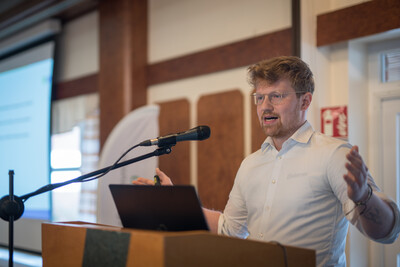 Carl Fritsch vom Forschungsinstitut für Wasserwirtschaft und Klimazukunft an der Rheinisch-Westfälischen Technischen Hochschule Aachen spricht auf der 15. Biogastagung der Landwirtschaftskammer Niedersachsen am 28.02.2024 in Verden. - © Wolfgang Ehrecke Carl Fritsch vom Forschungsinstitut für Wasserwirtschaft und Klimazukunft an der Rheinisch-Westfälischen Technischen Hochschule Aachen spricht auf der 15. Biogastagung der Landwirtschaftskammer Niedersachsen am 28.02.2024 in Verden.