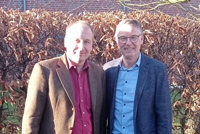 Jan Wulkotte (rechts) &uuml;bernimmt die Leitung der LWK-Bezirksstelle Emsland von Dr. Vinzenz Bauer, der mit dem Jahreswechsel die Leitung des Gesch&auml;ftsbereichs Landwirtschaft &uuml;bernommen hat. 