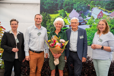 vlnr: Cornelia Frerichs (MK), Jan zu Jeddeloh (jun.), Ausbilderin Isa Kuhlmann, Jan zu Jeddeloh (sen.), LWK-Vizepr&auml;sidentin Dagmar Heyens