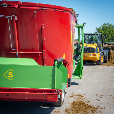 E-Futtermischwagen und E-Radlader beim Praxistag Alternative Antriebsenergien für Landmaschinen am 01.07.2025 im LBZ Echem.