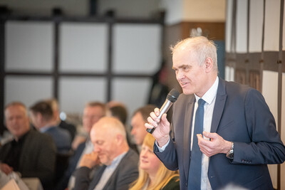Kreislandwirt Johannes Sch&uuml;rbrock w&auml;hrend der Verabschiedung des Osnabr&uuml;cker Bezirksstellenleiters Ludger Bernhold am 27.02.2026 in Bohmte.