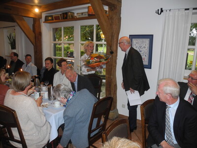 Der Kammerpr&auml;sident Schwetje &uuml;berreicht einen Blumenstrau&szlig; an Frau Sabine Lohm&uuml;ller