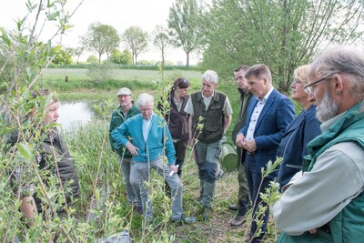 Ergebnisse und Herausforderungen der Nutriajagd: Fachleute der LWK, Vertreter*innen der Jägerschaft sowie des Unterhaltungsverbandes am 11.05.2022 beim Treffen mit Agrarministerin Barbara Otte-Kinast an der Vechte bei Quendorf (Grafschaft Bentheim).