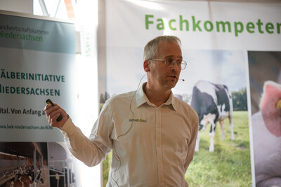 Bernd Schwarting, Verkaufsberater beim Agrartechnologieunternehmen smaXtec, auf dem Milcherzeugertag 2025 in Rodenkirchen.