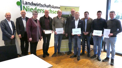 Bestes Saatgut (v.l.n.r.): Henrich Meyer zu Vilsendorf (Ministerium), Kammerpr&auml;sident Gerhard Schwetje, Bettina und Holger Pr&uuml;ser, Henric Frerking, Albrecht Brammer (VNS), Daniel Mirschel, Arnd-Kristian Lauenstein (VNS), Arne und Henning Beecken.