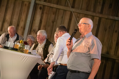 Die Zeitzeugen (v.l.) Dieter B&ouml;ther, Elfriede Henke, Franz-Josef Fl&ouml;gel und Erich Ziesenitz wurden im 'Niedersachsenkeller' von Ulrich Peper und Gerhard Schwetje interviewt.