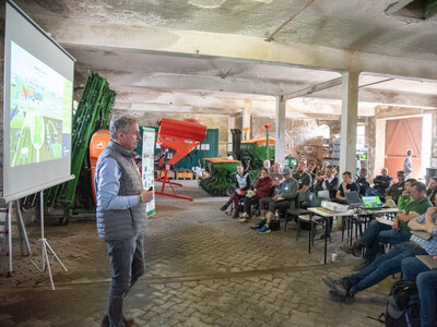 Workshop zu autonomen Maschinen beim Fach-Event &bdquo;Zwischen Acker und App &ndash; Digitalisierung Ihres Pflanzenbaus&ldquo; auf der Dom&auml;ne Schickelsheim (K&ouml;nigslutter/Kreis Helmstedt).
