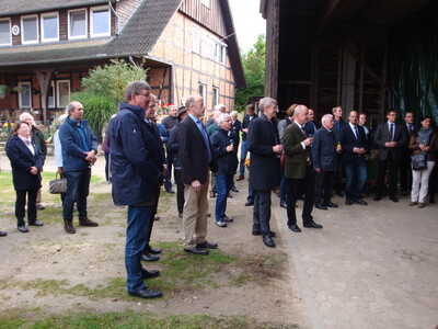 G&auml;ste bei der Begr&uuml;&szlig;ung auf dem Betrieb Rehse